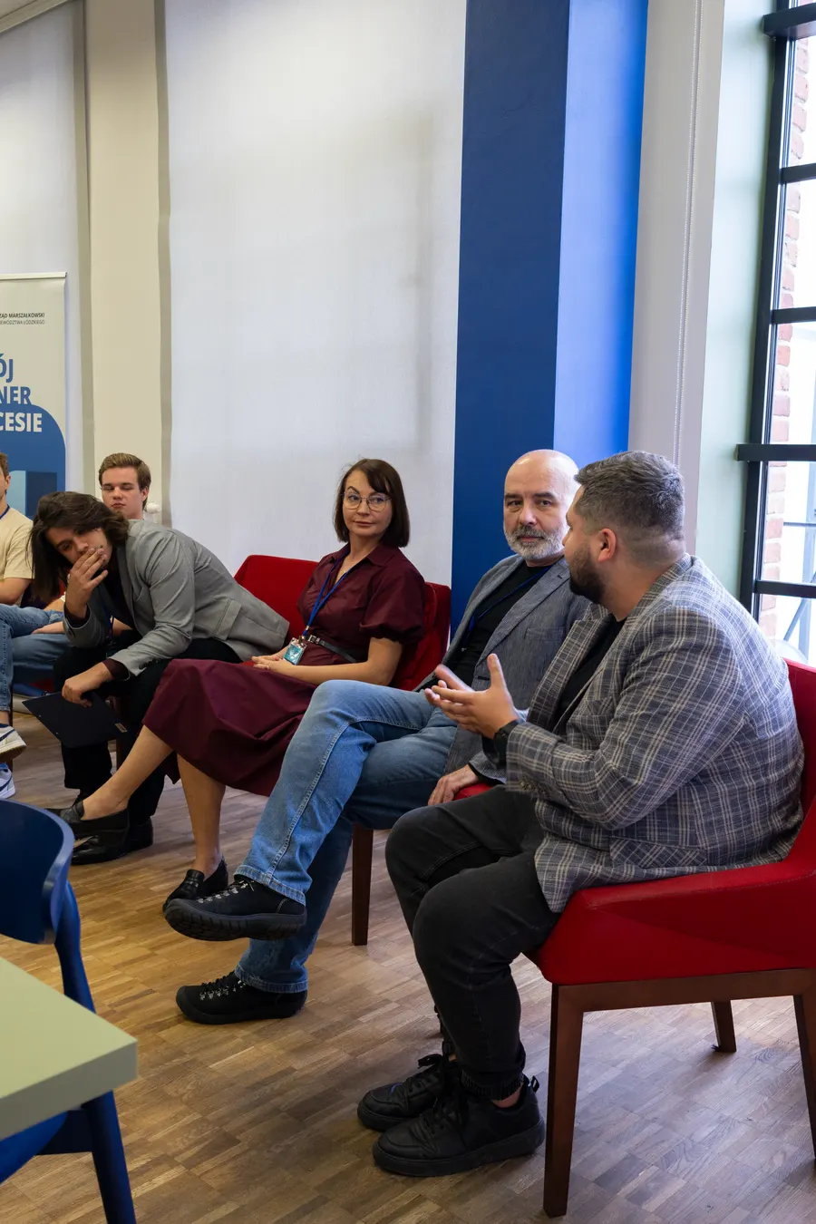Paneliści rozmawiają z publicznością