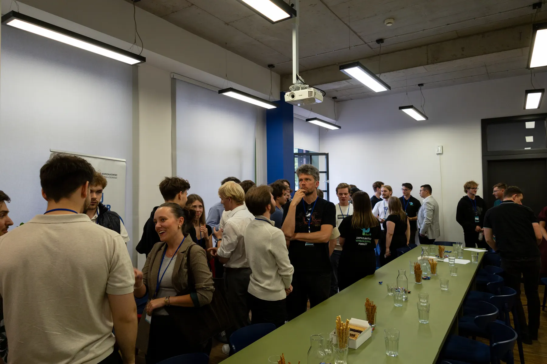 Rozmowy przy stole podczas networkingu po panelu
